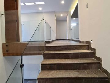 Venta de Casa en Querétaro, dentro del Club de Golf Campanario, 5 recámaras