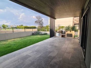 Venta de Casa en Querétaro, dentro del Club de Golf Campanario, 5 recámaras