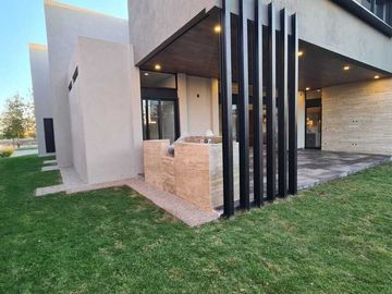 Venta de Casa en Querétaro, dentro del Club de Golf Campanario, 5 recámaras