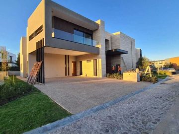 Venta de Casa en Querétaro, dentro del Club de Golf Campanario, 5 recámaras
