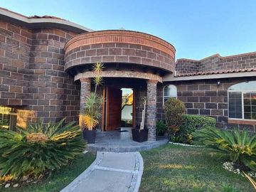 Espectacular Residencia una planta con 4 recámaras y enorme jardín en Vista Real