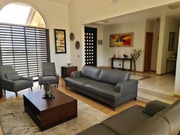 Venta de Casa en Querétaro, Villas del Mesón,  4 recámaras, 450 m2 de jardín.