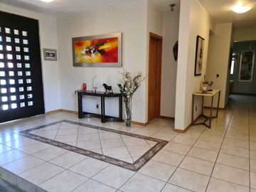 Venta de Casa en Querétaro, Villas del Mesón,  4 recámaras, 450 m2 de jardín.