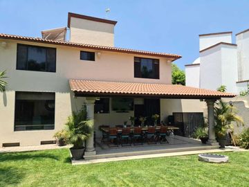 Venta de Casa en Querétaro, Villas del Mesón,  4 recámaras, 450 m2 de jardín.