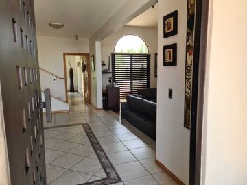 Venta de Casa en Querétaro, Villas del Mesón,  4 recámaras, 450 m2 de jardín.