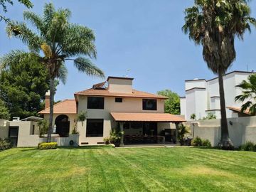 Venta de Casa en Querétaro, Villas del Mesón,  4 recámaras, 450 m2 de jardín.
