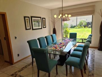 Venta de Casa en Querétaro, Villas del Mesón,  4 recámaras, 450 m2 de jardín.