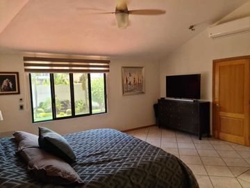 Venta de Casa en Querétaro, Villas del Mesón,  4 recámaras, 450 m2 de jardín.