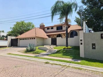 Venta de Casa en Querétaro, Villas del Mesón,  4 recámaras, 450 m2 de jardín.