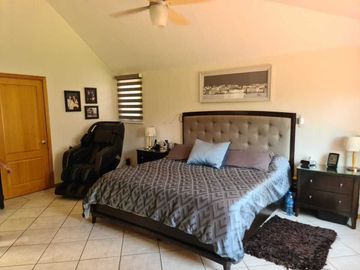 Venta de Casa en Querétaro, Villas del Mesón,  4 recámaras, 450 m2 de jardín.