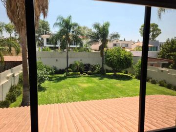 Venta de Casa en Querétaro, Villas del Mesón,  4 recámaras, 450 m2 de jardín.