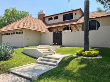 Venta de Casa en Querétaro, Villas del Mesón,  4 recámaras, 450 m2 de jardín.