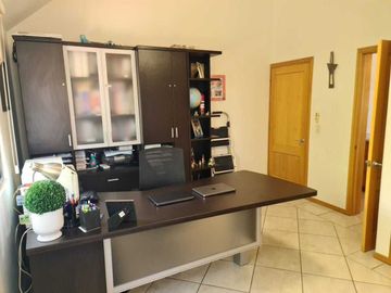 Venta de Casa en Querétaro, Villas del Mesón,  4 recámaras, 450 m2 de jardín.
