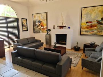 Venta de Casa en Querétaro, Villas del Mesón,  4 recámaras, 450 m2 de jardín.