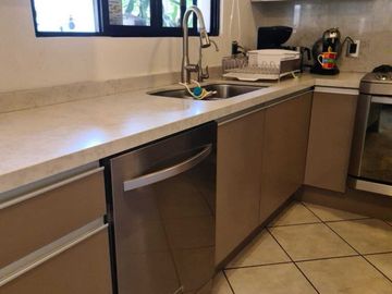Venta de Casa en Querétaro, Villas del Mesón,  4 recámaras, 450 m2 de jardín.