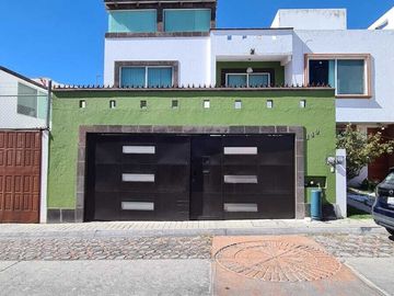 Venta de Casa en Querétaro, Milenio III, amplios espacios y jardín grande
