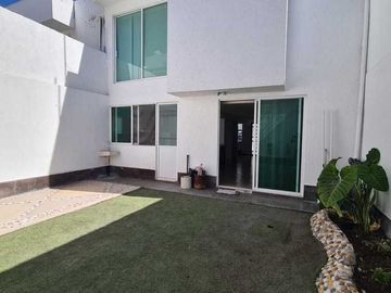 Venta de Casa en Querétaro, Milenio III, amplios espacios y jardín grande
