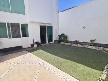 Venta de Casa en Querétaro, Milenio III, amplios espacios y jardín grande