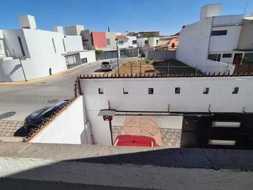 Venta de Casa en Querétaro, Milenio III, amplios espacios y jardín grande