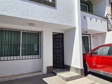 Venta de Casa en Querétaro, Milenio III, amplios espacios y jardín grande