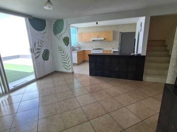 Venta de Casa en Querétaro, Milenio III, amplios espacios y jardín grande