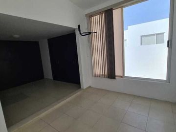 Venta de Casa en Querétaro, Milenio III, amplios espacios y jardín grande