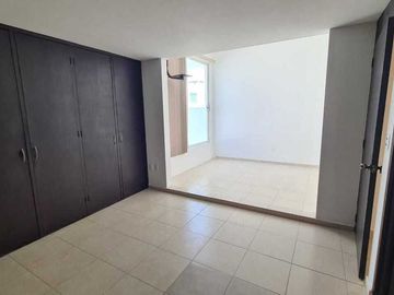 Venta de Casa en Querétaro, Milenio III, amplios espacios y jardín grande
