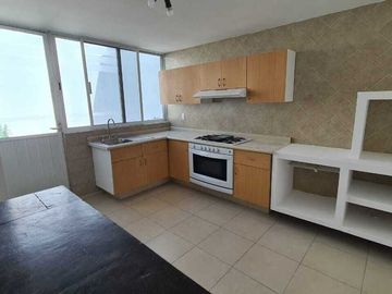 Venta de Casa en Querétaro, Milenio III, amplios espacios y jardín grande