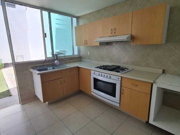 Venta de Casa en Querétaro, Milenio III, amplios espacios y jardín grande