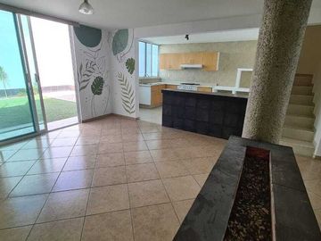 Venta de Casa en Querétaro, Milenio III, amplios espacios y jardín grande