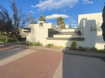 Venta de Casa en Querétaro, Milenio III, en Privada Lucepolis, seguridad 24 hora