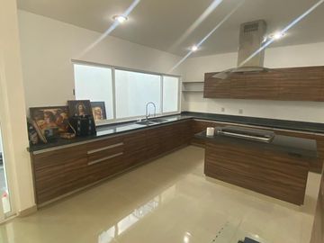 Venta de Casa en Querétaro, Milenio III, en Privada Lucepolis, seguridad 24 hora