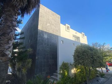 Venta de Casa en Querétaro, Milenio III, en Privada Lucepolis, seguridad 24 hora