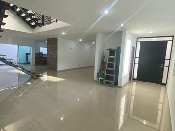 Venta de Casa en Querétaro, Milenio III, en Privada Lucepolis, seguridad 24 hora