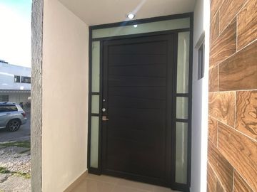 Venta de Casa en Querétaro, Milenio III, en Privada Lucepolis, seguridad 24 hora