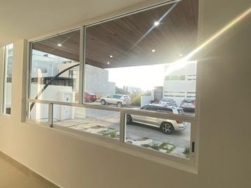Venta de Casa en Querétaro, Milenio III, en Privada Lucepolis, seguridad 24 hora