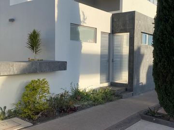 Venta de Casa en Querétaro, Milenio III, en Privada Lucepolis, seguridad 24 hora