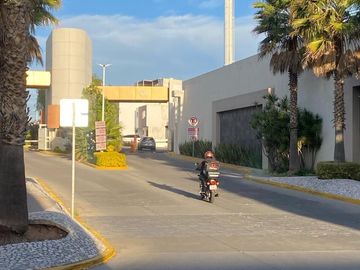 Venta de Casa en Querétaro, Milenio III, en Privada Lucepolis, seguridad 24 hora