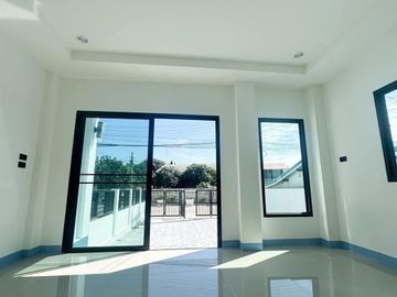 4 Bedroom Townhouse for sale in Ban Pom, Phra Nakhon Si Ayutthaya