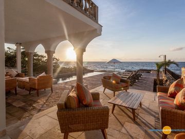 Espectacular Villa en Venta Frente al Mar en Puerto Aventuras - Riviera Maya