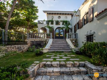 Espectacular Villa en Venta Frente al Mar en Puerto Aventuras - Riviera Maya