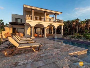 Espectacular Villa en Venta Frente al Mar en Puerto Aventuras - Riviera Maya