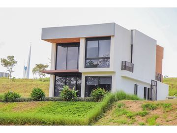 SE VENDE CASAS EN BRISAS DEL GOLF