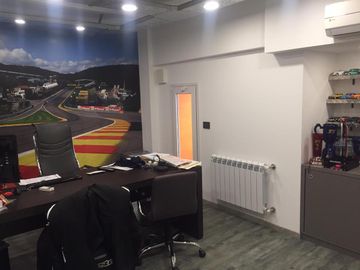 Depósito con oficinas y PH para coleccionistas de autos