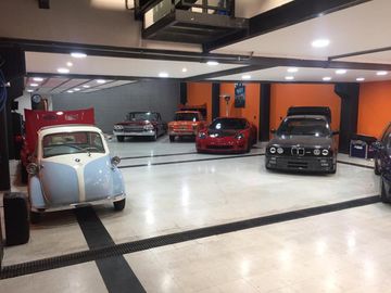 Depósito con oficinas y PH para coleccionistas de autos