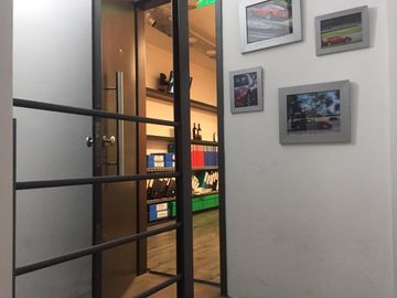 Depósito con oficinas y PH para coleccionistas de autos