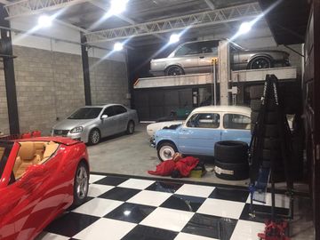 Depósito con oficinas y PH para coleccionistas de autos