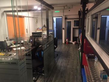 Depósito con oficinas y PH para coleccionistas de autos