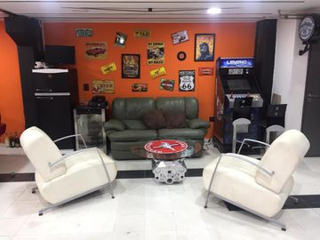 Depósito con oficinas y PH para coleccionistas de autos
