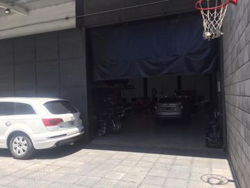 Depósito con oficinas y PH para coleccionistas de autos